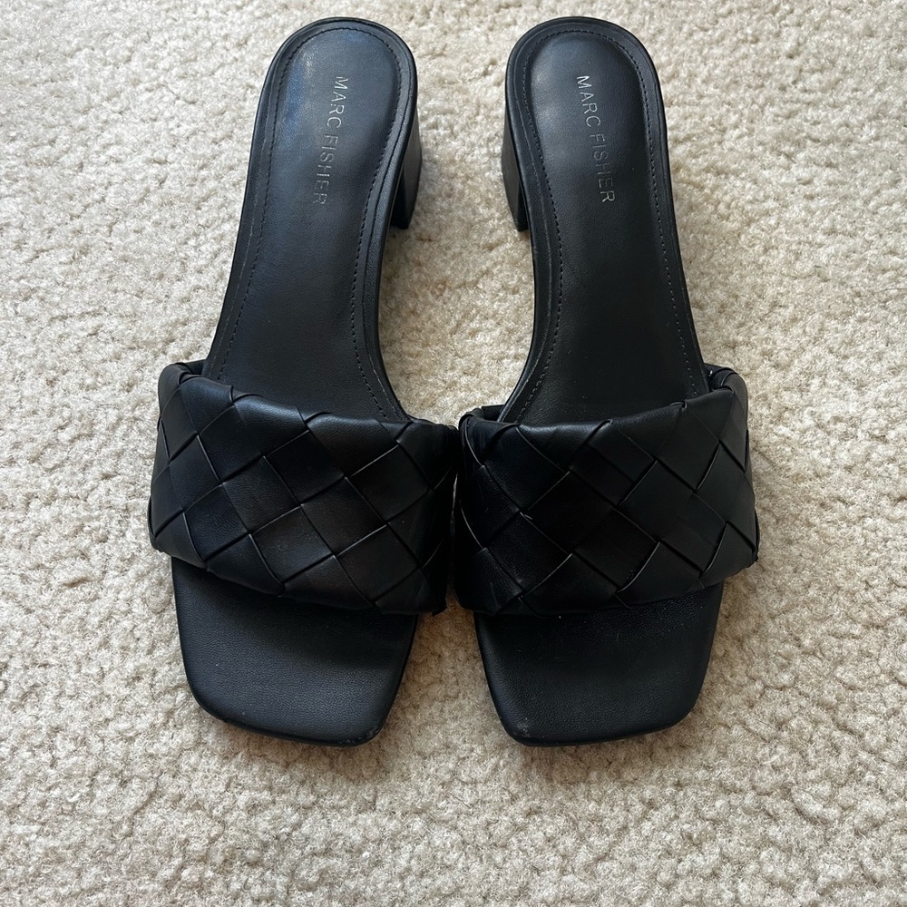 Good Condition Marc Fisher Casara Slide Woven Sandal in Size 8 Black